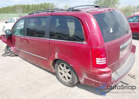 2010 Chrysler Town & Country Touring z USA, uszkodzony, nr VIN 2A4RR5D11AR315761